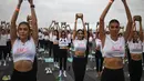 Meskipun ada beberapa pria yang tersebar di antara kerumunan, namun yoga ini didominasi oleh para perempuan. (MANAN VATSYAYANA / AFP)