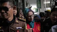 Terdakwa kasus dugaan penyebaran berita bohong, Ratna Sarumpaet meninggalkan PN Jakarta Selatan, seusai menjalani  sidang lanjutan, Selasa (19/3). Sidang Ratna Sarumpaet mengagendakan pembacaan putusan sela dari majelis hakim. (Liputan6.com/Faizal Fanani)