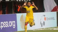 Aldino Herdianto menyumbang dua dari tiga gol Mitra Kukar saat bermain 3-3 melawan PSS, Kamis (9/2/2017). (Bola.com/Romi Syahputra)