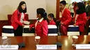 Sejumlah siswa yang berperan sebagai Dirjen dan Kepala Instansi usai mengikuti rapat kerja dengan Menteri Tenaga Kerja di Kementerian Ketenagakerjaan, Jakarta, Selasa (11/10). (Liputan6.com/Fery Pradolo)