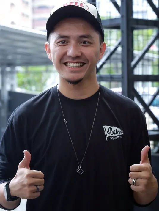 Omesh akan melakukan touring dalam kegiatan SimPati Motorbaik Adventure pada 15-20 Agustus. Menurut Omesh, istrinya ingin ikut, lantaran memiliki anak, tidak jadi. Sejak masih sekolah, istrinya sering ikut balapan. (Galih W. Satria/Bintang.com)