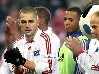 Hamburg's goal scorer Mladen Petric celebrates with his teammates after German Bundesliga match Hamburg SV vs. Bayern Munich in Hamburg on January 30, 2009. Hamburg won the match 1-0. AFP PHOTO/ROLAND MAGUNIA