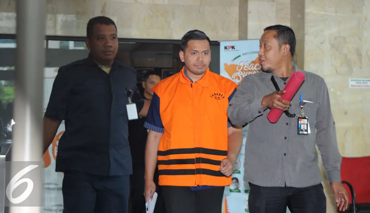 Pengusaha dari PT MTI, Muhammad Adami Okta usai diperiksa KPK, Jakarta, Kamis (15/2). Okta dan rekannya terkena OTT KPK saat menyuap Deputi Bakamla sebanyak Rp. 2 Miliar. (Liputan6.com/Helmi Afandi)