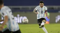 Pemain Argentina Lionel Messi mencetak gol pembuka timnya melawan Chili selama pertandingan sepak bola Copa America di stadion Nilton Santos di Rio de Janeiro, Brasil, Senin, 14 Juni 2021. (AP Photo/Silvia Izquierdo)