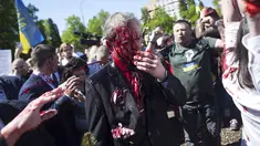 Duta Besar Rusia untuk Polandia Sergei Andreev ditutupi dengan cat merah di Warsawa, Polandia, Senin (9/5/2022). Para pengunjuk rasa yang memprotes perang di Ukraina melemparkan cat merah pada duta besar Rusia tersebut ketika Sergei Andreev tiba di pemakaman untuk meletakkan karangan bunga memperingati Victory Day atau Hari Kemenangan. (AP Photo/Maciek Luczniewski)