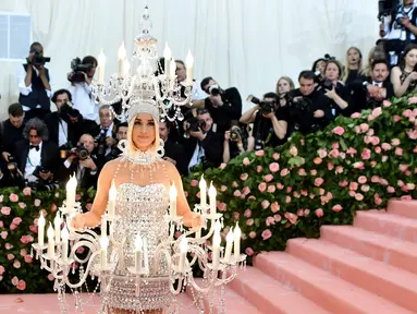 Katy Perry tampil dengan dandanan bak chandelier saat menghadiri Met Gala 2019 bertema Camp: Notes on Fashion di The Metropolitan Museum of Art, New York, Amerika Serikat, Senin (6/5/2019). (Photo by Charles Sykes/Invision/AP)
