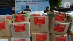 Petugas memperlihatkan barang bukti hasil tindak pidana Narkotika untuk dimusnahkan di Lapangan Parkir Badan Narkotika Nasional (BNN), Jakarta, Jumat (20/12/2019). Barang bukti narkoba ini didapatkan BNN dari penggerebekan pabrik hingga cara penyeludupan dari Prancis ke Indonesia. (merdeka.com/Imam