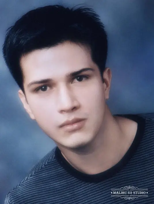 Coba tebak ini siapa? Ini adalah foto jadul dari Primus Yustisio, foto ini sendiri diambil pada 1998. (Foto: instagram.com/malibu62studio)