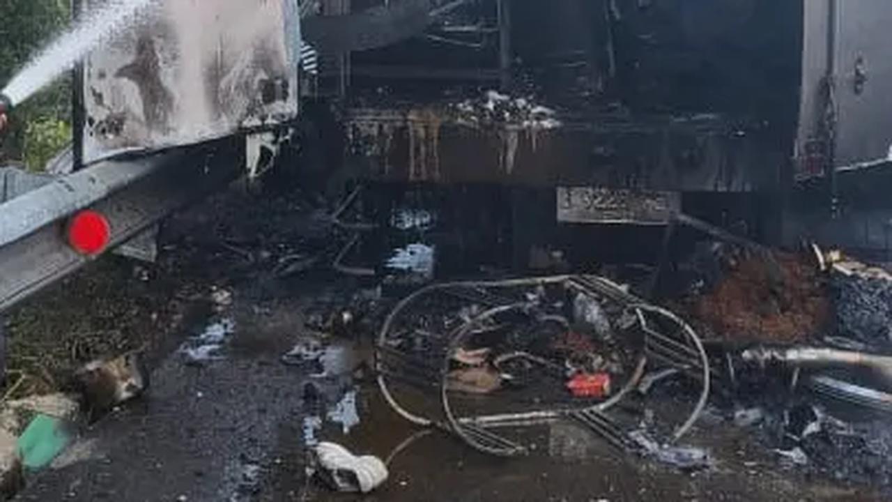 Truk Ekspedisi Angkut Sepeda Listrik Hangus Terbakar di Tol Permai