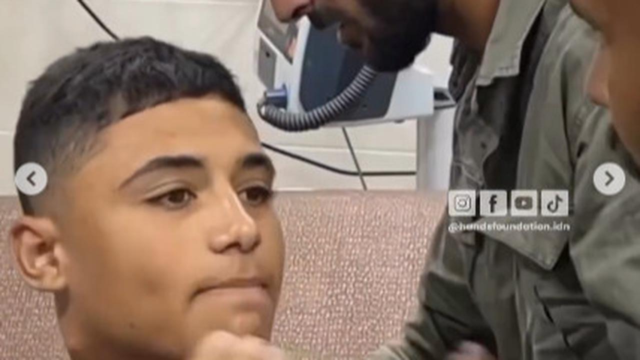 Anak Palestina di Gaza ini Ngotot Mau Salat Magrib saat Peluru Israel Menancap di Lehernya