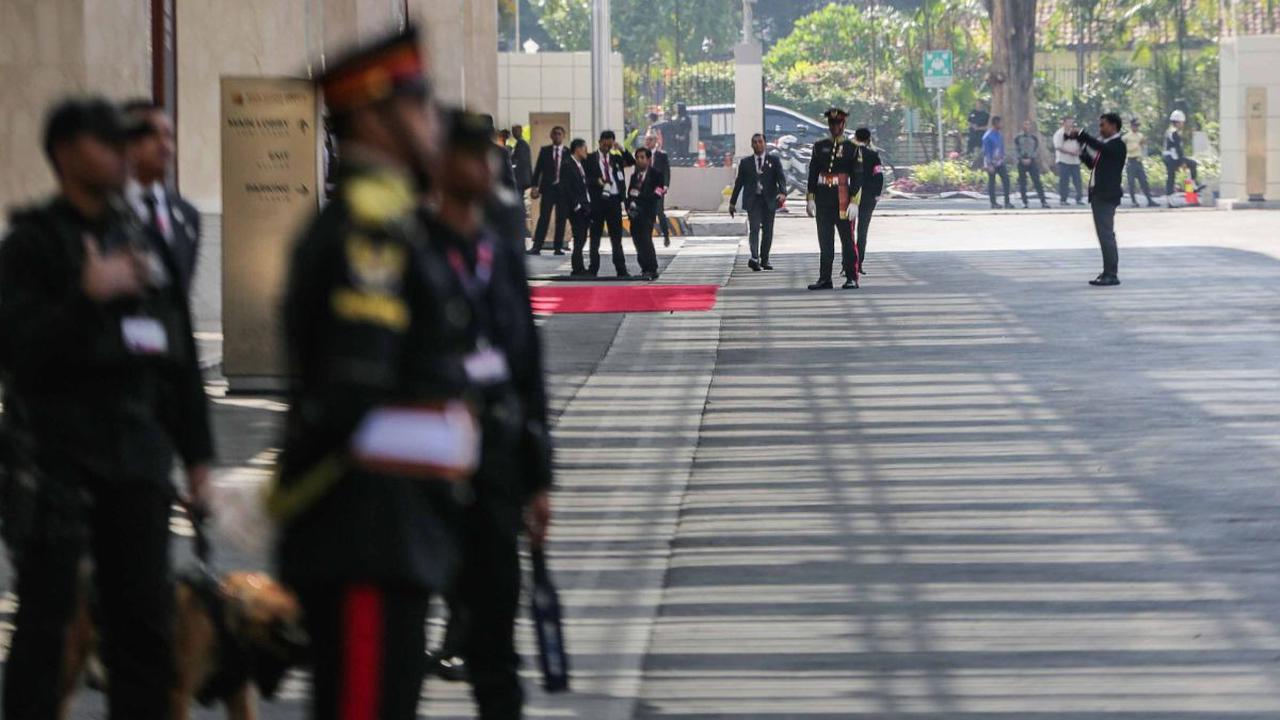 Pasukan pengamanan presiden berikut dengan anjing pelacak juga dikerahkan untuk keamanan acara pembukaan KTT ASEAN ke-43 yang berlangsung di Jakarta Convention Center, Senayan, Jakarta, Selasa (5/9/2023).