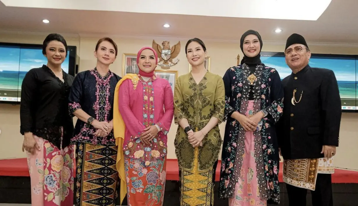 Pada sebuah kesempatan, Angela tampil mengenakan kebaya dan kain batik yang senaa. Nuansa hijau hadirkan tampilan yang terlihat fresh. [Foto: Instagram/ Angela Tanoesoedibjo]