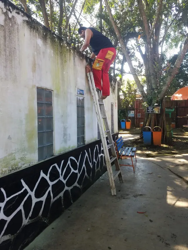 Sejumlah pekerja Taman Cikembulan nampak tengah melakukan pengecetan tembok di dalam Taman
