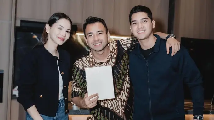 Tampilan Kasual Alyssa Daguise saat Sebar Undangan ke Raffi Ahmad