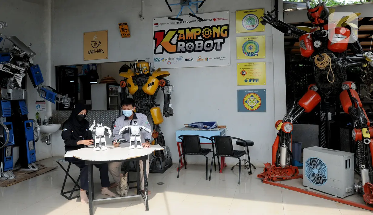 Mahasiswa magang merakit robot di Kampong Robot, Sarua, Ciputat, Tangerang Selatan, Banten, Jumat (18/3/20222). Kampong Robot di bawah naungan International Youth Robotic Associaton (IYRA) Indonesia berdiri sejak 2020. (merdeka.com/Arie Basuki)