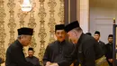 Perdana Menteri Malaysia baru, Mahathir Mohamad (kiri) bersalaman dengan Raja Malaysia Muhammad V saat prosesi sumpah jabatan di Istana Nasional di Kuala Lumpur (10/5). (AFP Photo/ Istana Nasional Malaysia)