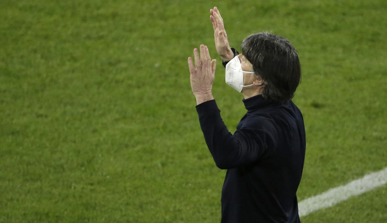 Ekspresi kecewa pelatih Jerman, Joachim Loew menyaksikan timnya melawan Makedonia Utara dalam laga lanjutan Kualifikasi Piala Dunia 2022 Zona Eropa Grup J di Duisburg, Jerman, Rabu (31/3/2021). Jerman kalah 1-2 dari Makedonia Utara. (AP/Thilo Schmuelgen/Pool)