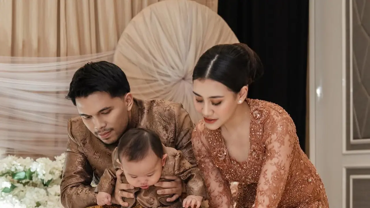 Potret Baby Arash Anak Aaliyah Massaid di Tedak Siten, Kembaran Serasi Pakai Mini Beskap dengan Sang Ayah Thariq Halilintar