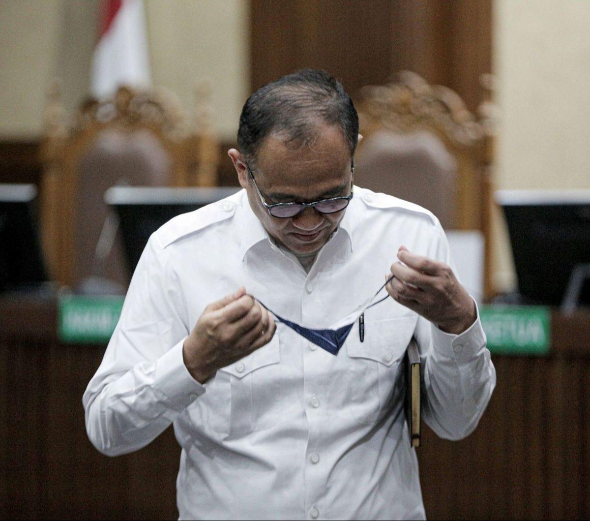 Jika tidak, maka harta bendanya dapat disita oleh jaksa dan dilelang untuk menutupi uang pengganti tersebut.