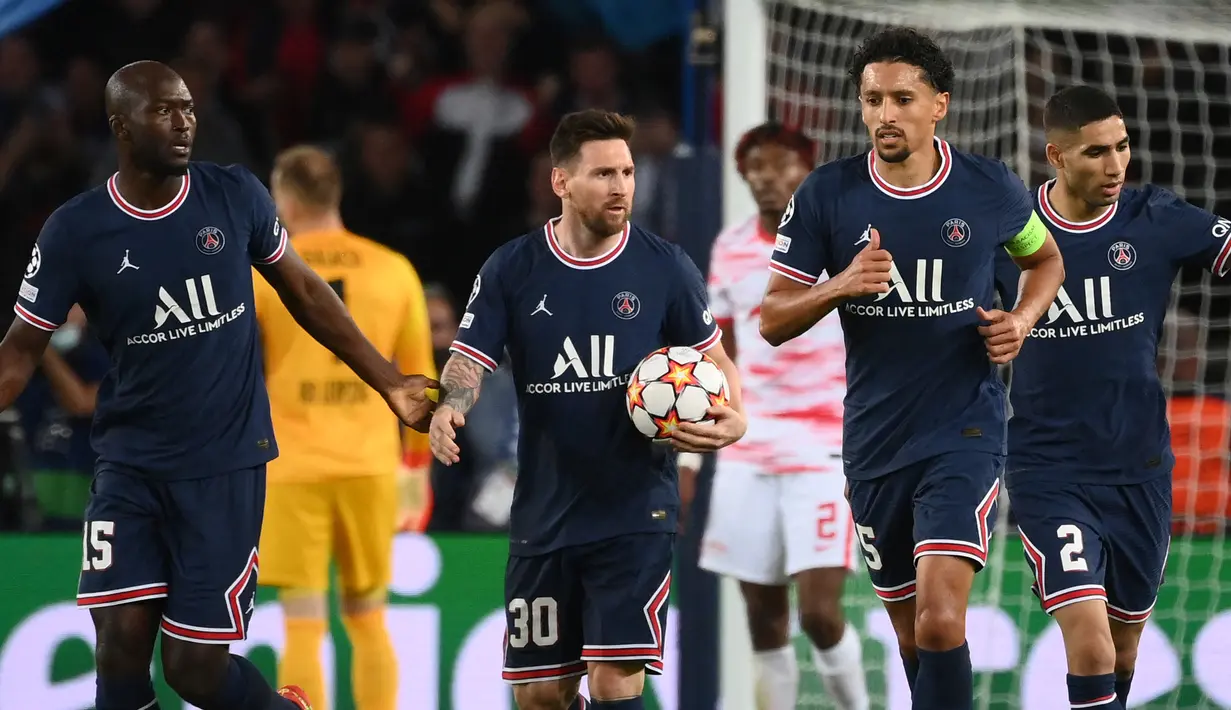 Lionel Messi. Striker yang kini membela Paris Saint-Germain ini total telah membuat 34 kali braces dalam 152 laga di Liga Champions bersama Barcelona dan PSG. Braces teranyar dan pertama untuk PSG dibuat saat Les Parisiens menang 3-2 atas RB Leipzig, 19 Oktober 2021. (AFP/Franck Fife)
