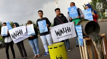 Aktivis Wahana Lingkungan Hidup (Walhi) menggelar aksi terkait Hari Air Sedunia di depan Istana Negara, Jakarta, Kamis (22/3). Walhi meminta pemerintah dan masyarakat lebih memperhatikan dan menjaga ekosistem air. (Liputan6.com/Immanuel Antonius)