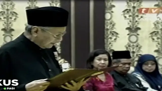 Mahathir Mohamad dilantik menjadi Perdana Menteri Malaysia yang baru, setelah mengalahkan Perdana Menteri Najib Razak dalam Pemilu Malaysia.