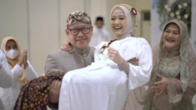 6 Momen Pengajian dan Siraman Calon Istri Bintang Emon, Segera Lepas Masa Lajang