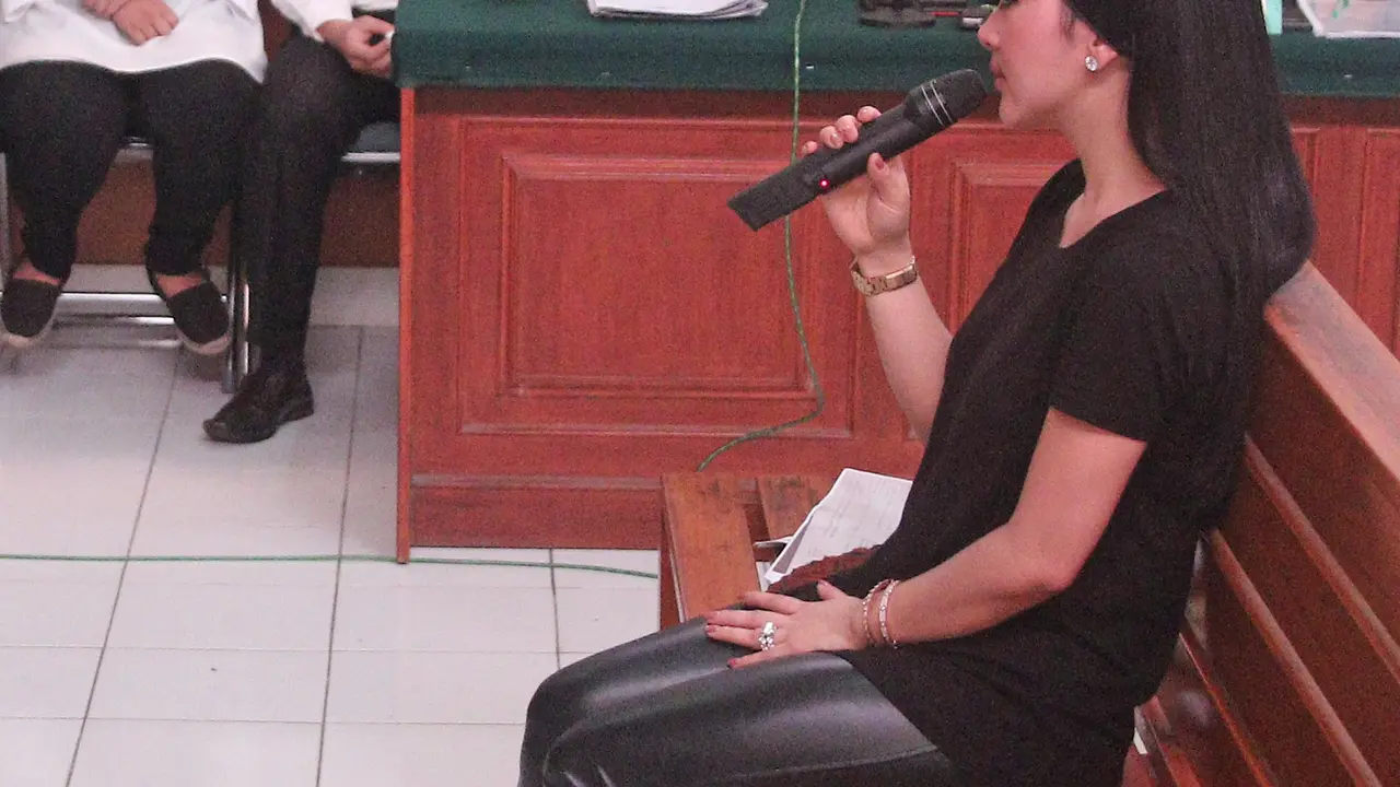 Syahrini Kegerahan di Sidang First Travel