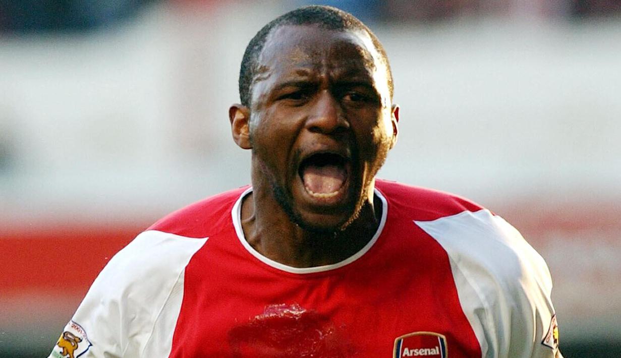 Rival seteru Keane, Patrick Vieira dikenal sebagai gelandang bertahan dengan sifat petarung. Tak heran jika dirinya juga sering diganjar kartu merah oleh wasit. Selama 15 tahun (1996-2011) berkarier di Liga Inggris, Vieira telah mengoleksi 8 kartu merah. (AFP/Nicolas Asfouri)