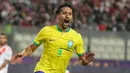 Gol yang ditunggu-tunggu Brasil baru tercipta pada menit ke-90. Umpan Neymar yang bermula dari situasi sepak pojok mampu disundul Marquinhos untuk menggetarkan gawang Peru. (AP Photo/Martin Mejia)