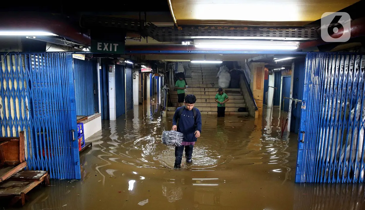 Banjir juga diakibatkan guyuran hujan yang turun sejak Senin (3/3/2025) malam. (Liputan6.com/Angga Yuniar)