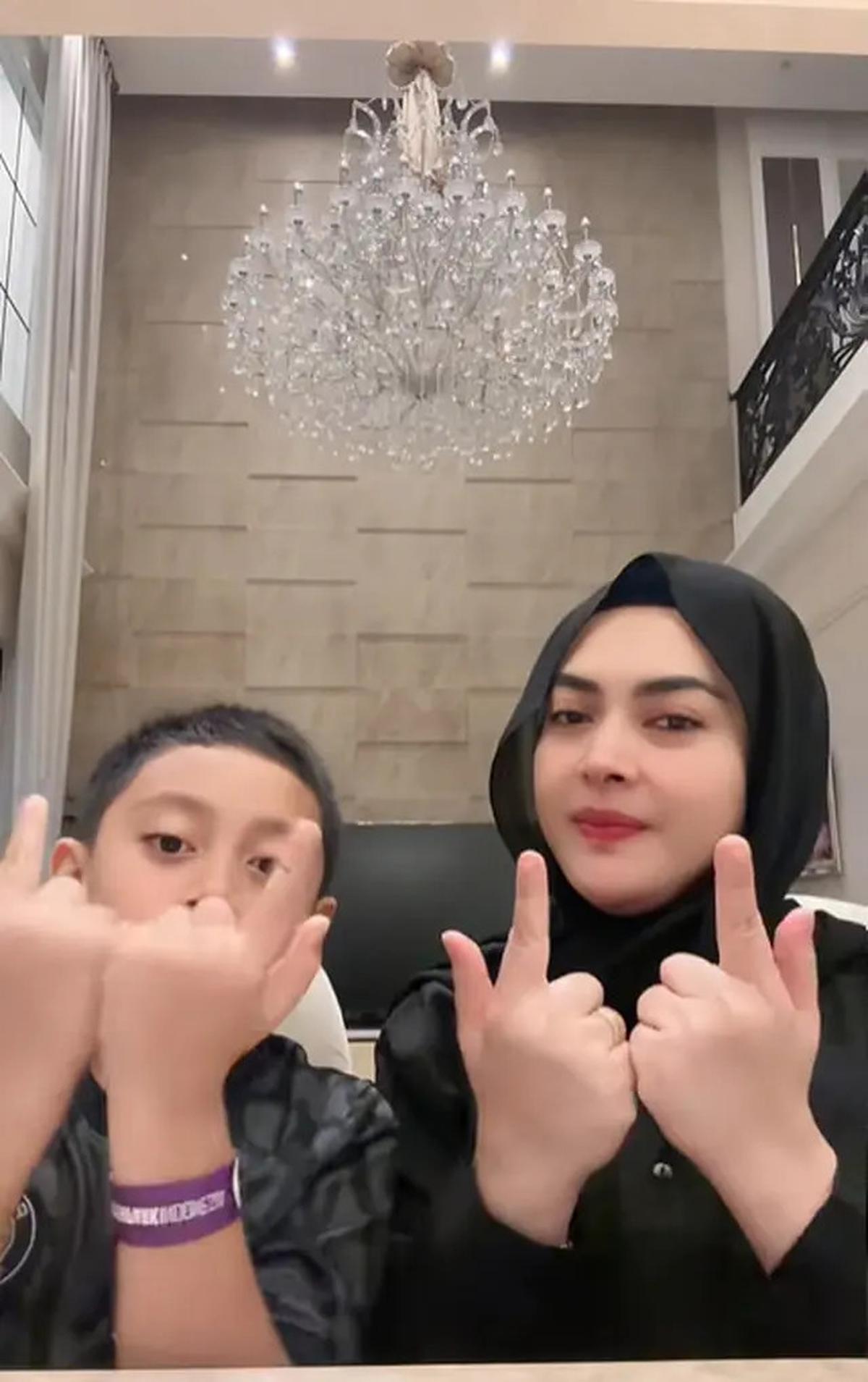 Potret Ruang Keluarga Aisyahrani Bergaya Modern Klasik dengan Dinding Batu Alam, Elegan dan Mewah