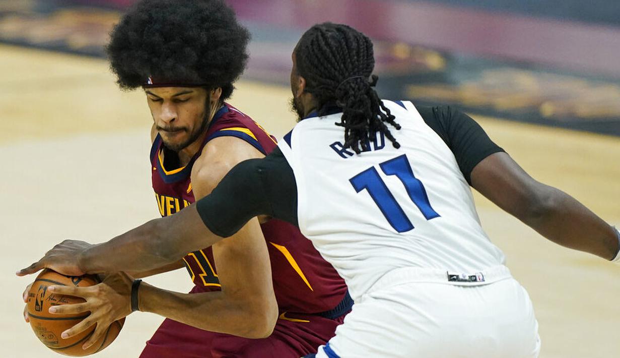 Pebasket Cleveland Cavaliers, Jarrett Allen, berusaha melewati pebasket Minnesota Timberwolves, Naz Reid, pada laga NBA di Rocket Mortgage FieldHouse, Senin (1/2/2021). Cavaliers menang dengan skor 100-98. (AP/Tony Dejak)