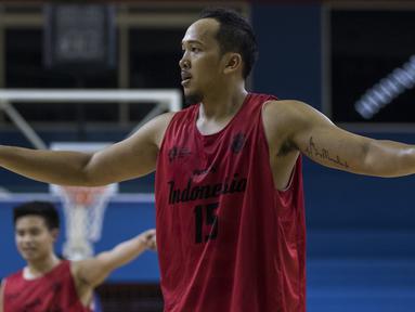 Pebasket Indonesia, Arki Dikania, memberikan instruksi saat ujicoba melawan Satria Muda dan Pelita Jaya di GOR Soemantri, Jakarta, Selasa (7/8/2018). Indonesia menang 113-75 atas SM dan PJ. (Bola.com/Vitalis Yogi Trisna)