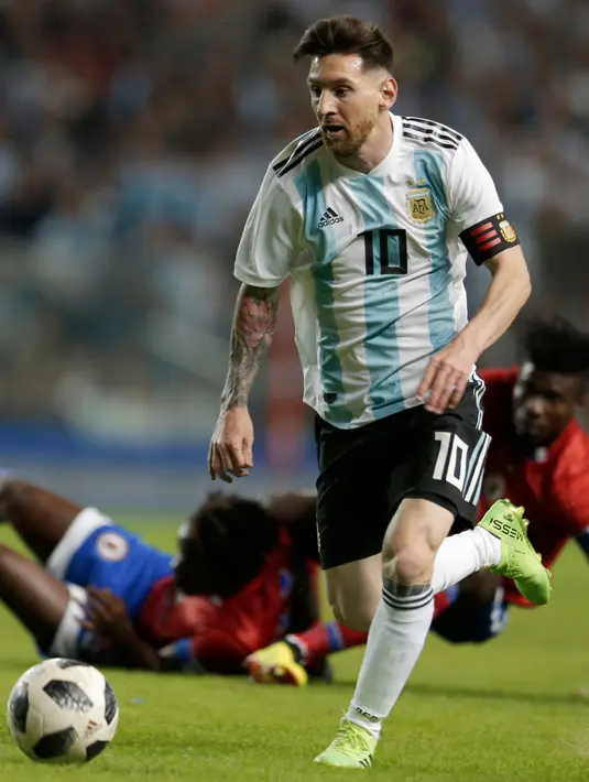 Penyerang Argentina Lionel Messi membawa bola saat melawan Haiti pertandingan persahabatan di stadion Bombonera di Buenos (29/5). (AP / Natacha Pisarenko)