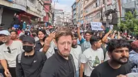 Harry, seorang YouTuber Inggris terjebak di tengah kerusuhan Nepal saat dalam perjalanan pulang ke Inggris via jalur darat. (dok. Screenshoot Youtube Wehatethecold)