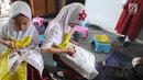 Murid kelas IV SDN Julang belajar membuat membatik di Batik Tradisiku di Kota Bogor, Jawa Barat (2/10). Kegiatan selama 3 hari ini diselenggarakan secara gratis dalam rangka memperingati Hari batik Nasional 2 Oktober. (Merdeka.com/Arie Basuki)