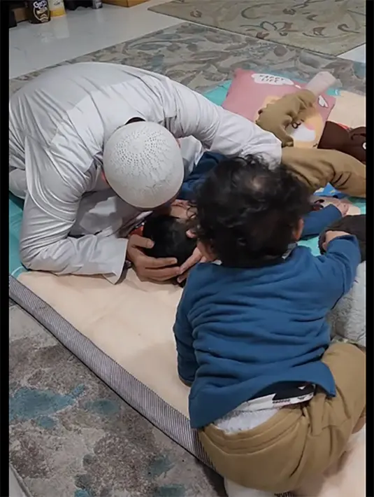 "Semalam pulang disambut Ayah dengan peluk cium penuhh Rindu karena 12 hari kita dibandung dan tak pernah selama ini kitaa berjauhan terutama Aku dan suami. "  tulisnya sebagai caption video. [Instagram/bebi.silvana]