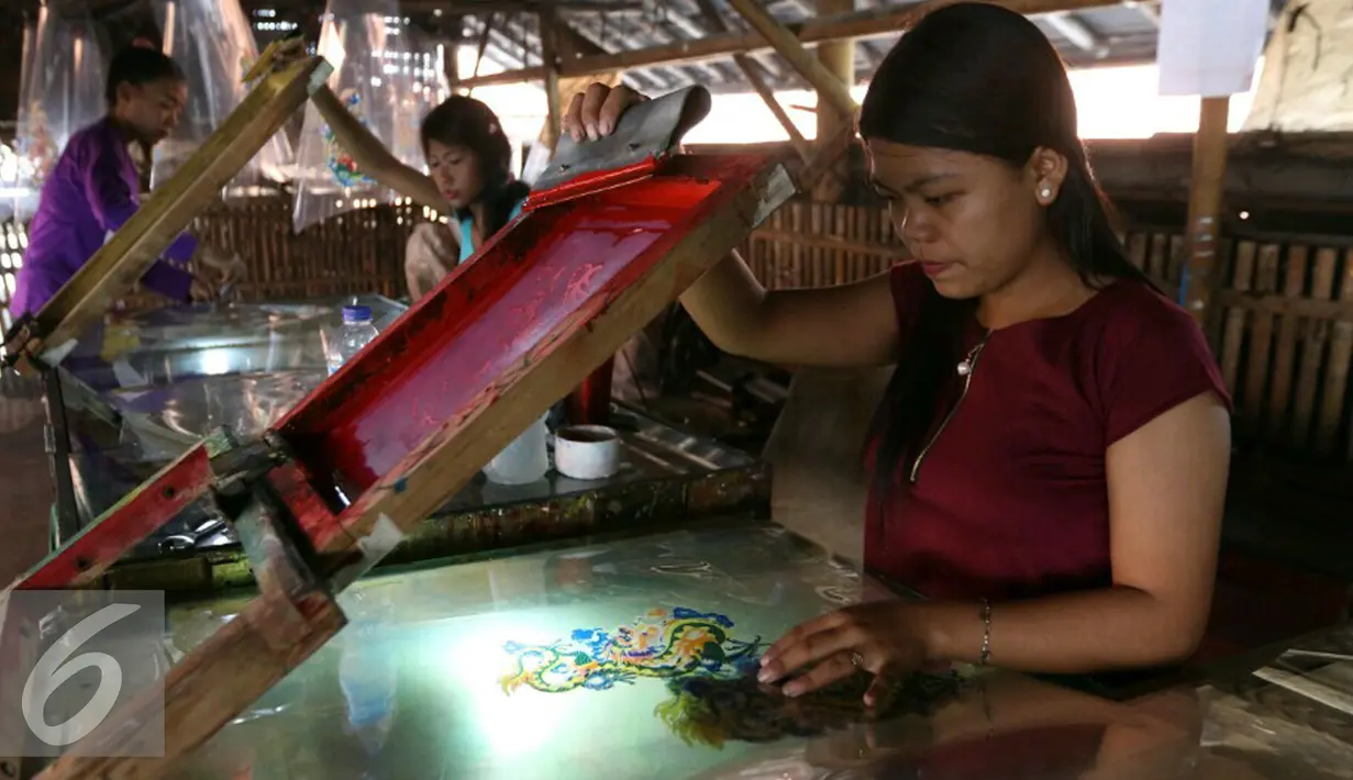 Sejumlah pekerja menyablon plastik untuk pembuatan lilin di industri rumahan, Di Tangerang, Rabu (4/1). Menjelang perayaan tahun baru China (Imlek) pesanan hio melonjak drastis hingga 300 persen. (Liputan6.com/Angga Yuniar)