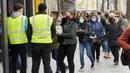 Orang-orang berbelanja di kawasan perbelanjaan Mariahilfer selama akhir pekan menjelang peningkatan aturan lockdown di Wina, Austria, 14 November 2020. Austria memerintahkan lockdown nasional selama tiga pekan mulai 17 November untuk membatasi penyebaran COVID-19. (Xinhua/Georges Schneider)