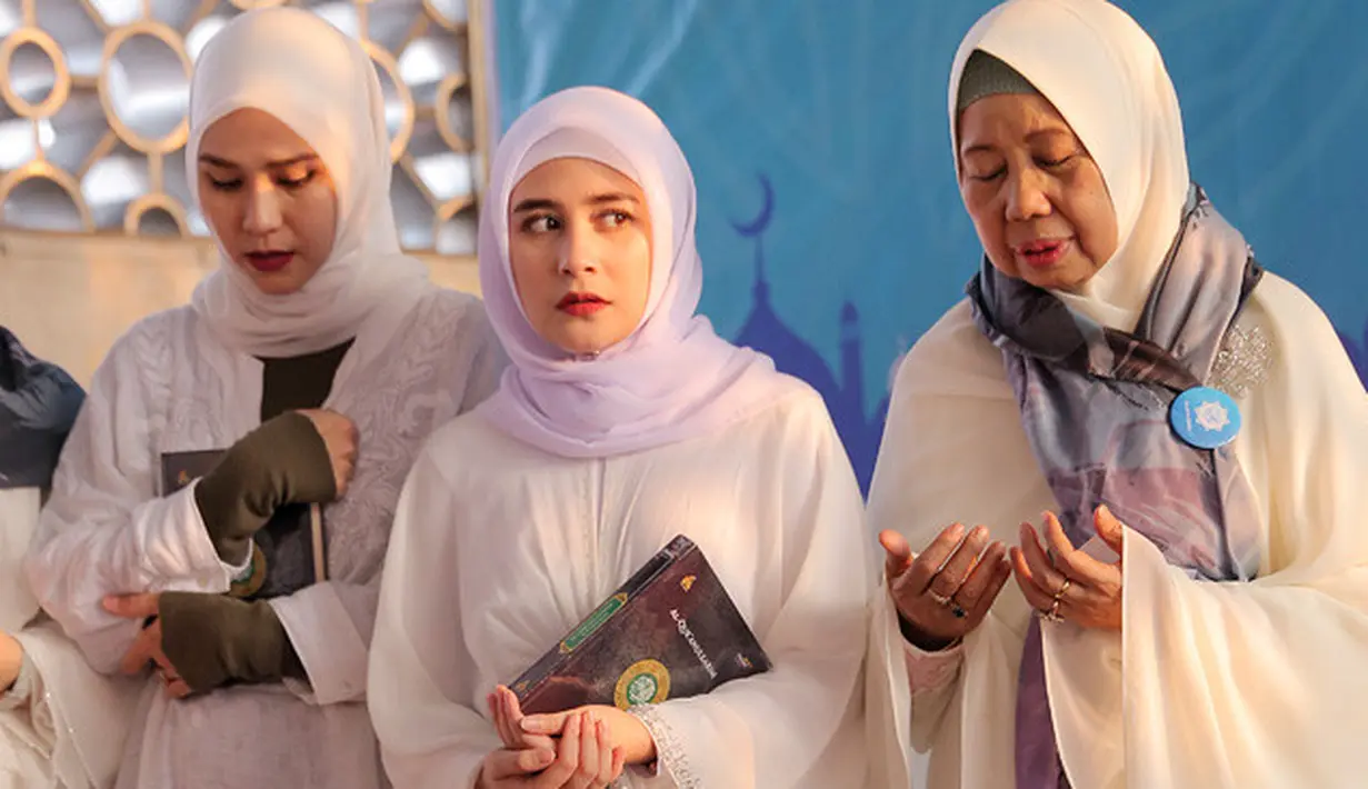 "Kayak aku lagi sedih, setiap salat aku baca sama artinya supaya kita dikasih rejeki yang tak disangka jadi nggak jadi sedih lagi," pungkas Prilly Latuconsina. (Deki Prayoga/Bintang.com)