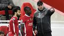 Pelatih Liverpool, Jurgen Klopp, memberikan arahan kepada Sadio Mane dan Mohamed Salah saat menghadapi Midtjylland pada laga Liga Champions 2020/2021 di Stadion Anfield, Rabu (28/10/2020) dini hari WIB. Liverpool menang 2-0 atas Midtjylland. (AFP/Peter Powell/pool)
