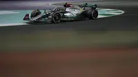 Sementara itu, juara GP Arab Saudi perdana di Jeddah tahun lalu, Lewis Hamilton, mengklaim satu poin terakhir yang tersisa dengan finis di posisi 10. (AP/Hassan Ammar)