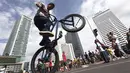 Atraksi freestyle BMX saat Car Free Day di kawasan Bundaran HI, Jakarta, Minggu (14/12/2014) ( Liputan6.com/Faizal Fanani)
