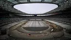 Foto yang diambil pada 8 Februari 2024 ini memperlihatkan aktivitas para pekerja mempersiapkan Stade de France untuk menyambut Olimpiade 2024 di Saint-Denis, Paris. (Miguel MEDINA/AFP)