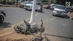 Bangkai sepeda motor usai dibakar massa aksi tergeletak di bawah jembatan layang Slipi, Jakarta, Kamis (26/9/2019). Aksi menolak revisi UU KPK, revisi UU KUHP dan sejumlah revisi UU lainnya berjalan anarkis di sekitar Gedung DPR pada Rabu 25 September 2019. (Liputan6.com/Faizal Fanani)