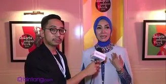 Meski lebih sibuk di dunia politik, aktris dan model, Okky Asokawati  hadir di Jakarta Fashion Week 2016. Ia memadupadankan jilbab dan jeans, hingga terlihat simpel dan elegan.