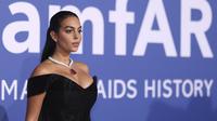 Georgina Rodriguez berpose untuk fotografer setibanya di amfAR Cinema Against AIDS benefit di Hotel du Cap-Eden-Roc, selama festival film internasional Cannes ke-76, Cap d'Antibes, Prancis selatan, Kamis, 25 Mei 2023. (Photo by Vianney Le Caer/Invision/AP)