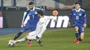 Pemain Bosnia-Herzegovina, Benjamin Tatar berusaha melewati gelandang Italia, Manuel Locatelli pada pertandingan UEFA Nations League di Grbavica Stadium, Sarajevo Bosnia, Rabu (18/11/2020). Italia menang 2-0 atas Bosnia-Herzegovina. (AP Photo / Kemal Softic)