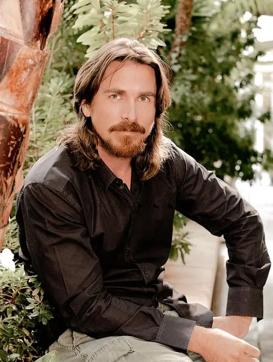 <p>Christian Bale juga pernah meramaikan gaya rambut mullet, seperti foto ini. Lengkap dengan kumis dan jenggotnya, bukankah Christian Bale tetap terlihat tampan? Foto: Instagram.</p>